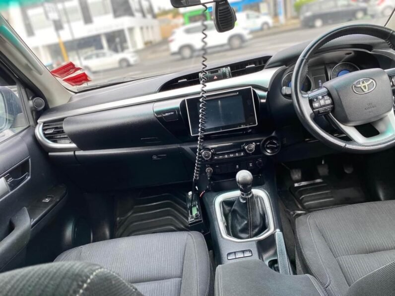 
								2015 Toyota Hilux SR5 full									