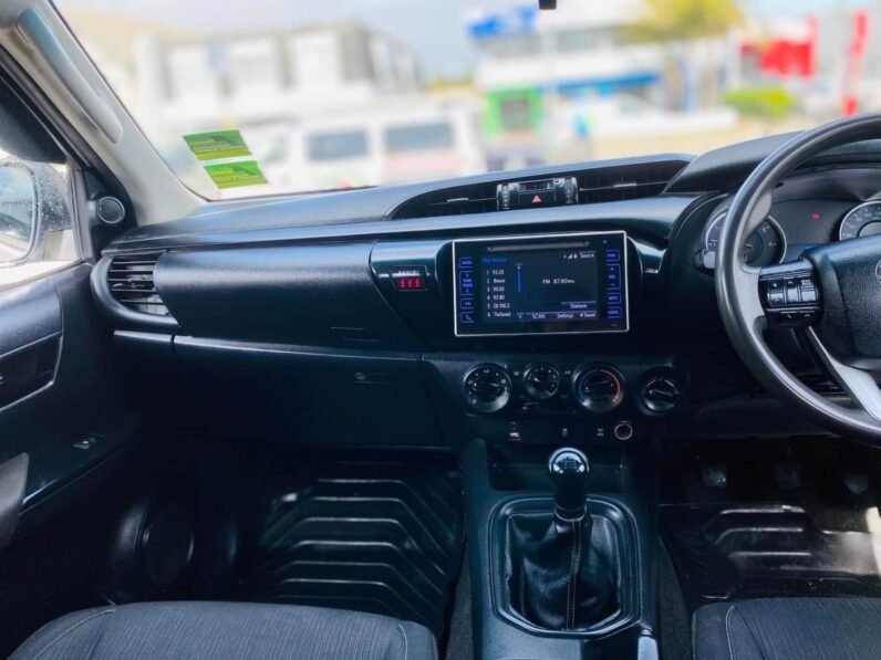 
								2016 Toyota Hilux SR full									