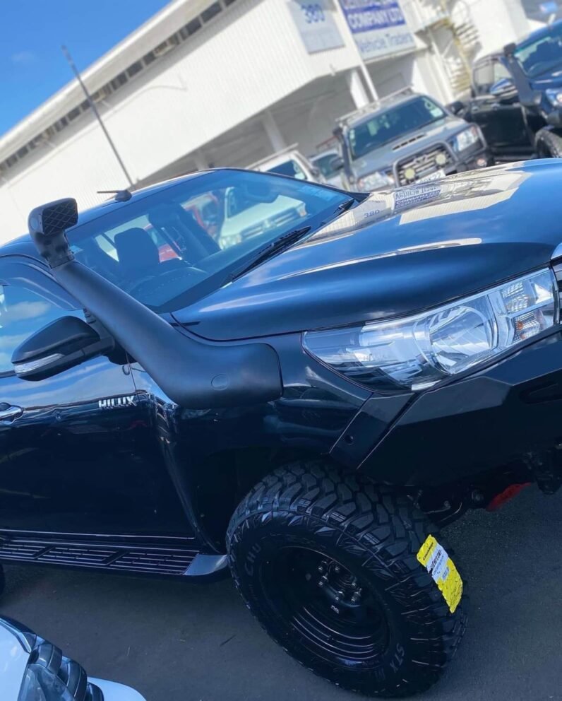
								2015 Toyota Hilux SR full									