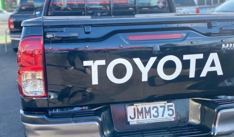 
								2015 Toyota Hilux SR full									