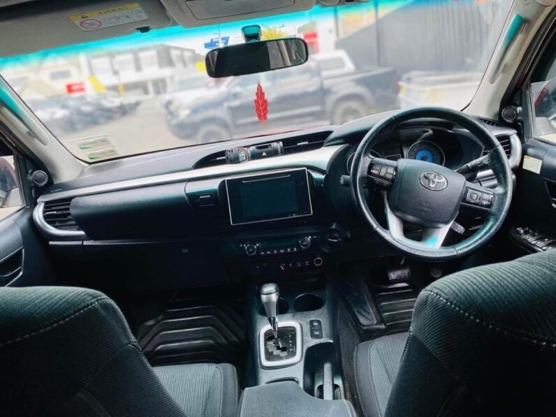 
								Toyota Hilux 2015 SR5 full									
