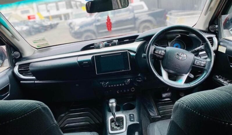 
								Toyota Hilux 2015 SR5 full									