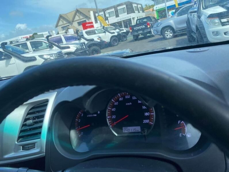 
								2012 Toyota Hilux SR5 full									