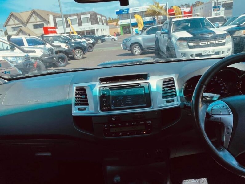 
								2012 Toyota Hilux SR5 full									