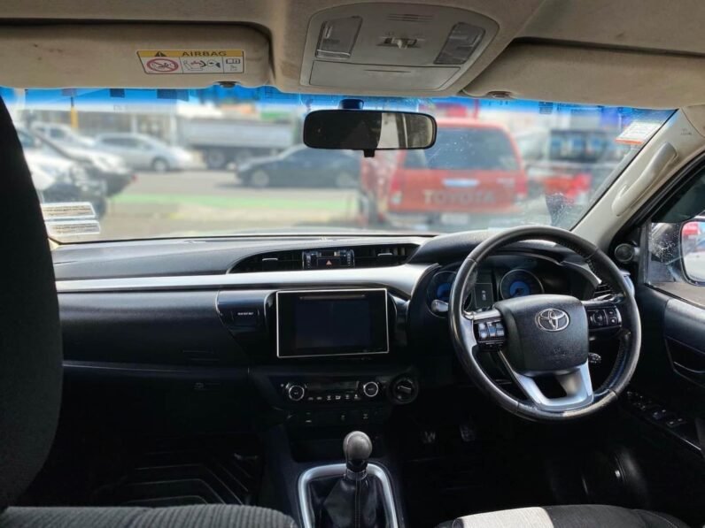 
								2017 Toyota Hilux SR5 full									