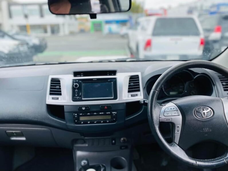 
								2011 Toyota Hilux SR5 full									