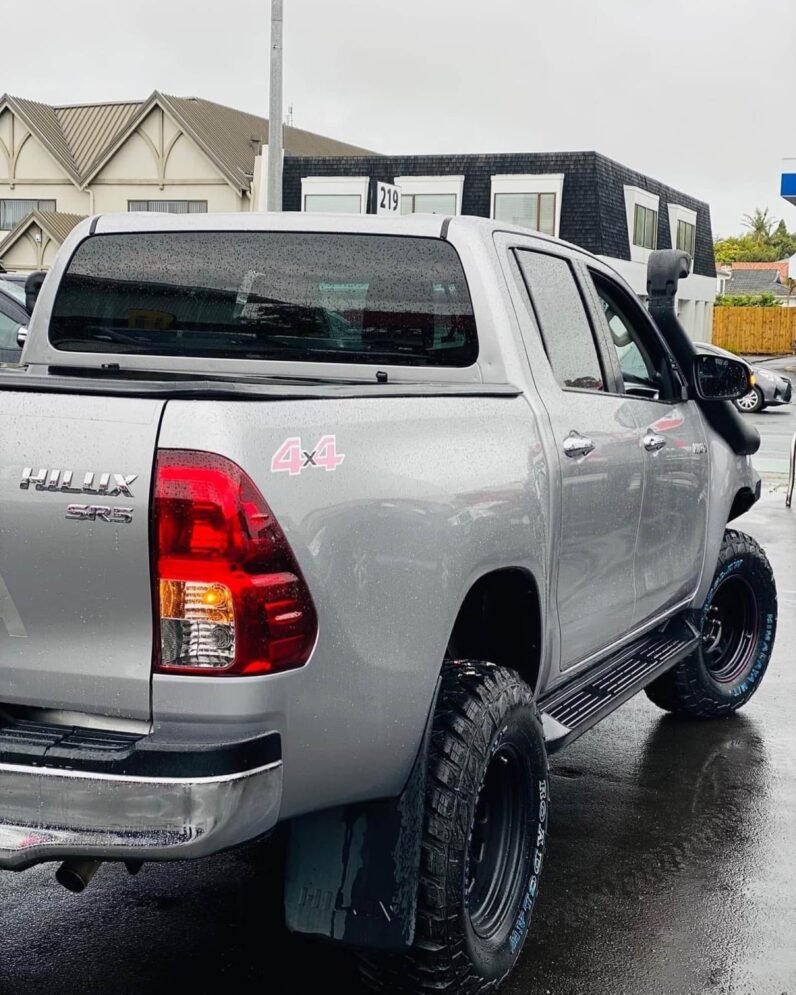 
								2017 Toyota Hilux SR5 full									