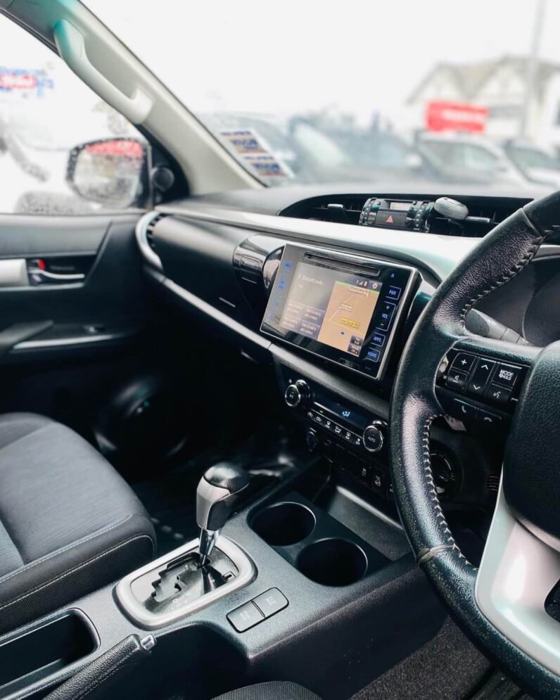 
								2017 Toyota Hilux SR5 full									