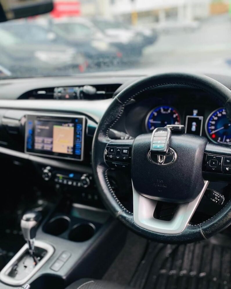 
								2017 Toyota Hilux SR5 full									