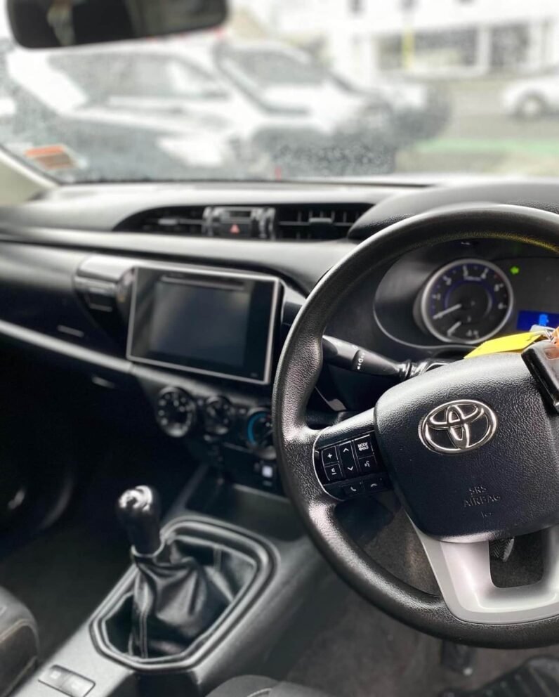 
								2016 Toyota Hilux SR full									