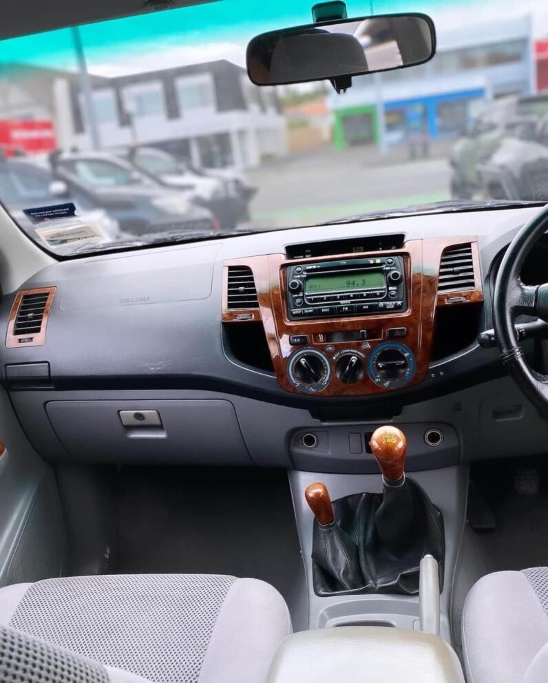 
								2006 Toyota Hilux SR5 full									