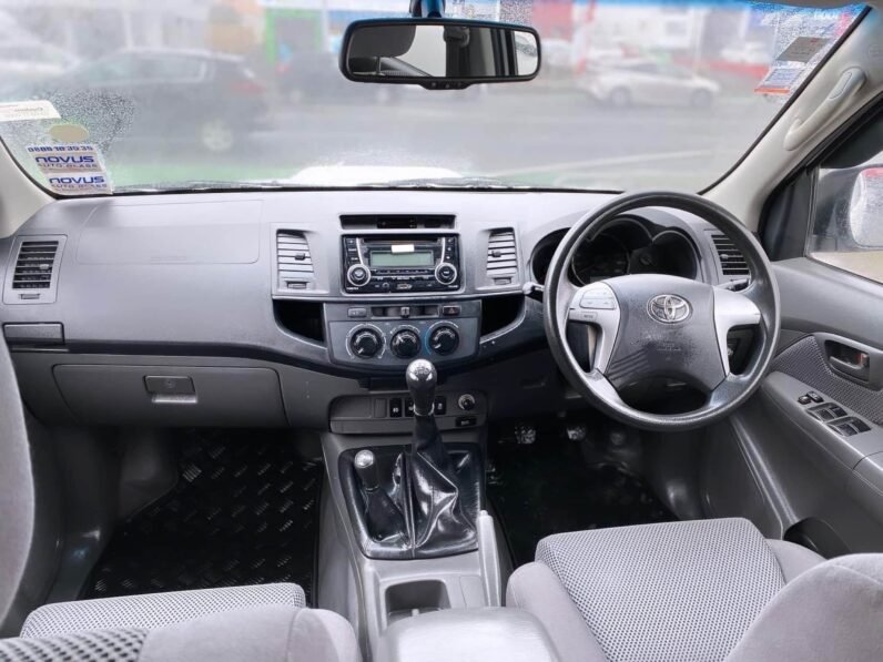 
								2012 Toyota Hilux SR. 3L full									