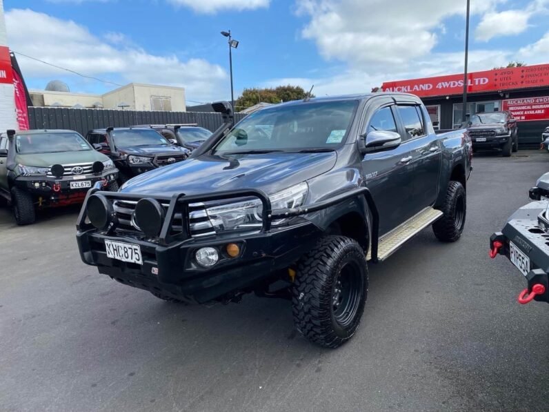 
								Toyota Hilux 2017, 4WD, SR5 full									