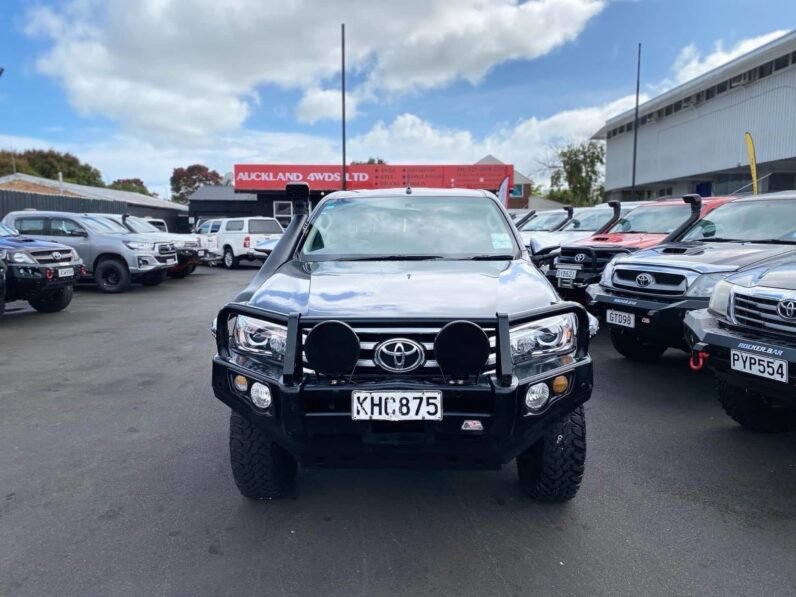 
								Toyota Hilux 2017, 4WD, SR5 full									