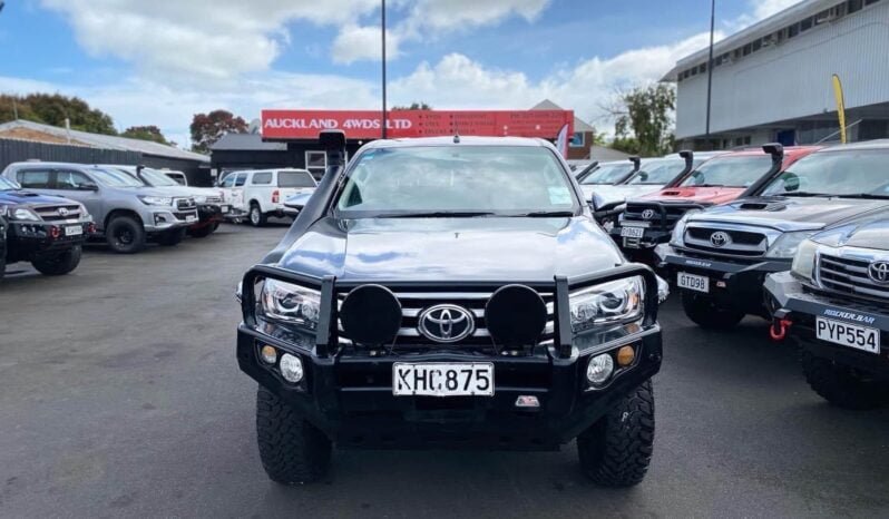 
								Toyota Hilux 2017, 4WD, SR5 full									