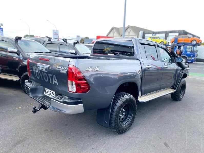 
								Toyota Hilux 2017, 4WD, SR5 full									