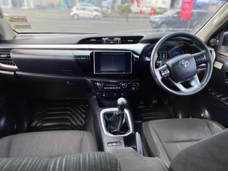 
								Toyota Hilux 2017, 4WD, SR5 full									