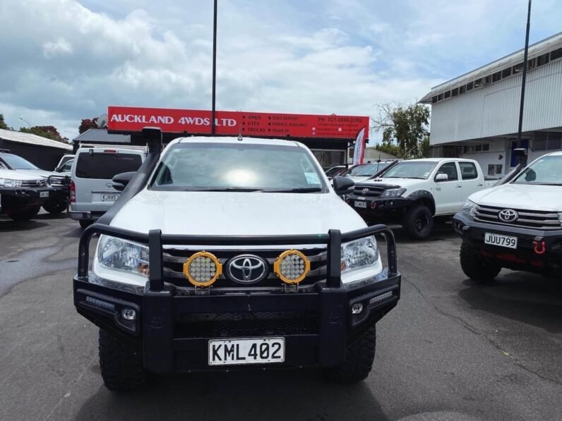 
								Toyota Hilux 2017, 4WD, SR full									