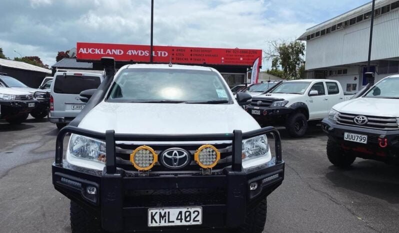 
								Toyota Hilux 2017, 4WD, SR full									