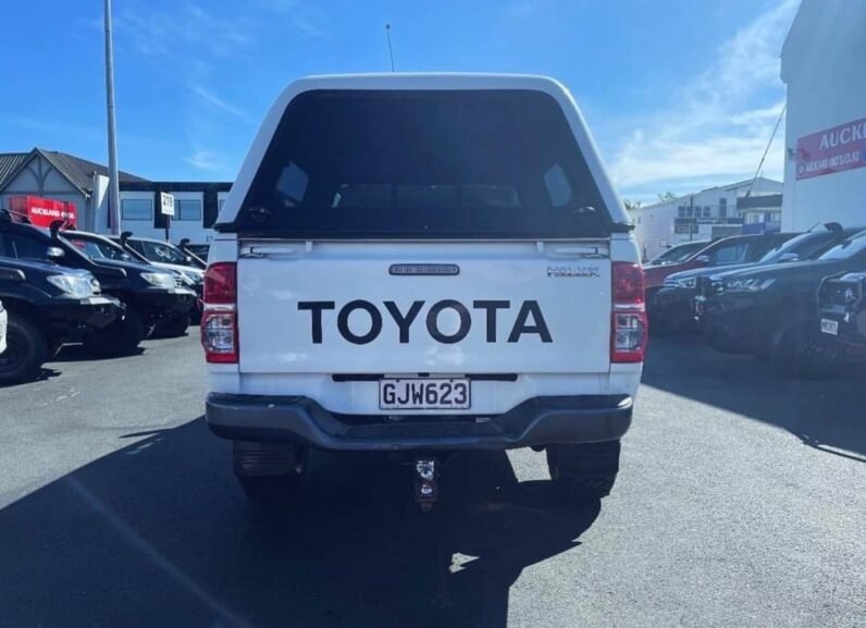 
								2012 Toyota Hilux full									