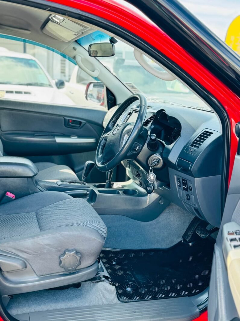 
								2013 Toyota Hilux SR5 full									