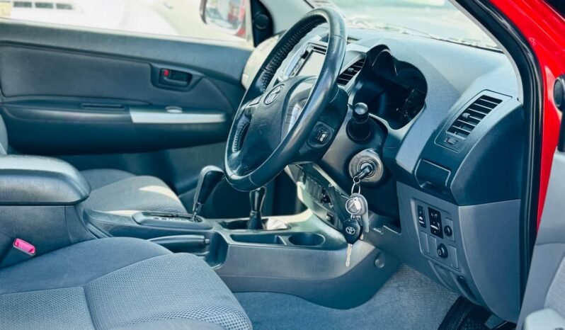 
								2013 Toyota Hilux SR5 full									