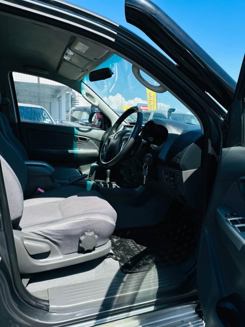 
								2012 Toyota Hilux SR5 full									