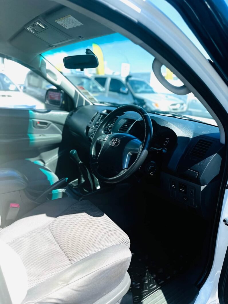 
								2012 Toyota Hilux full									