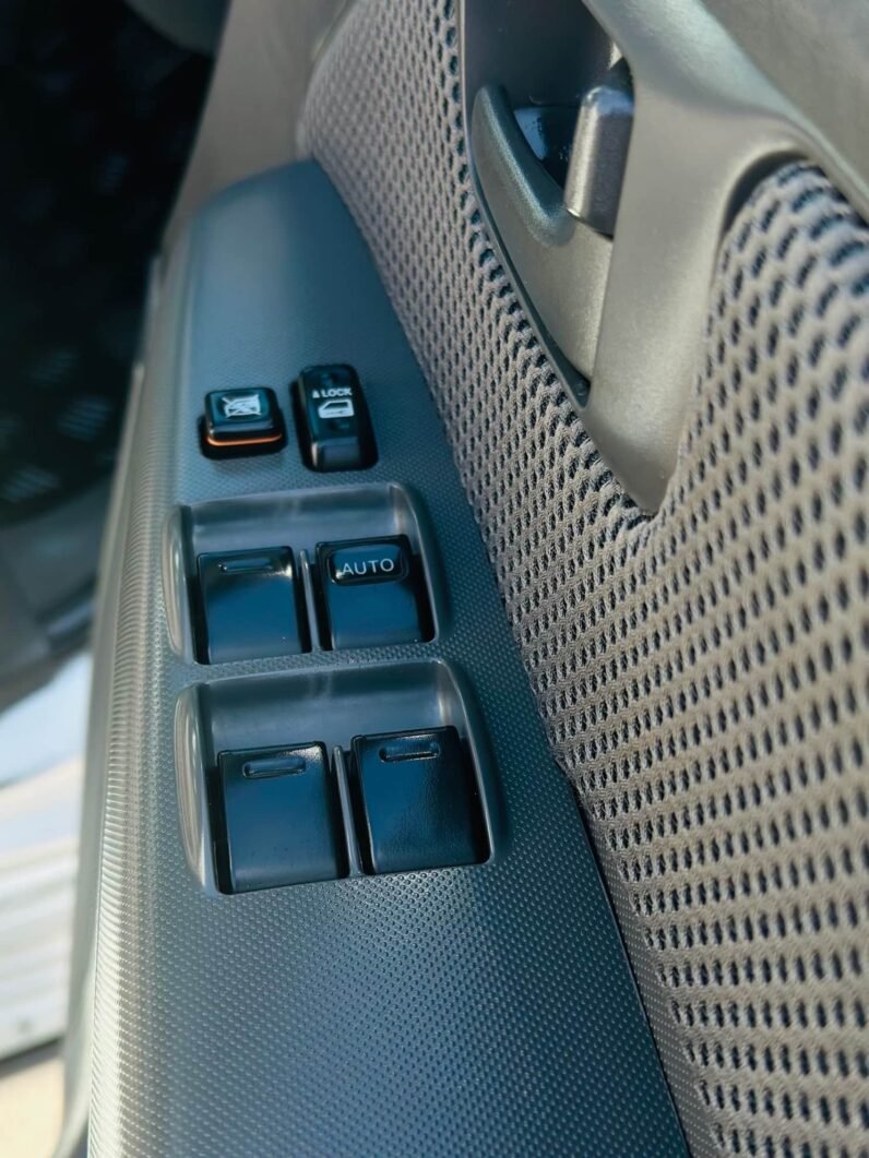 
								2012 Toyota Hilux full									