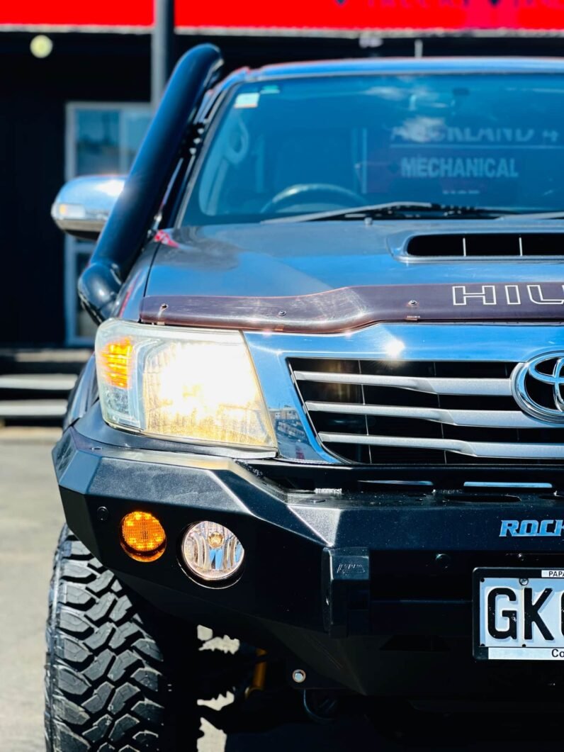 
								2012 Toyota Hilux SR5 full									