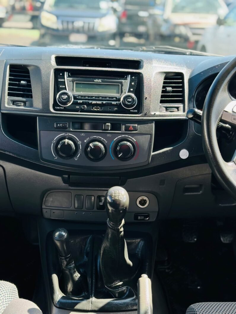 
								2012 Toyota Hilux full									