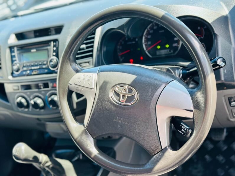 
								2012 Toyota Hilux full									