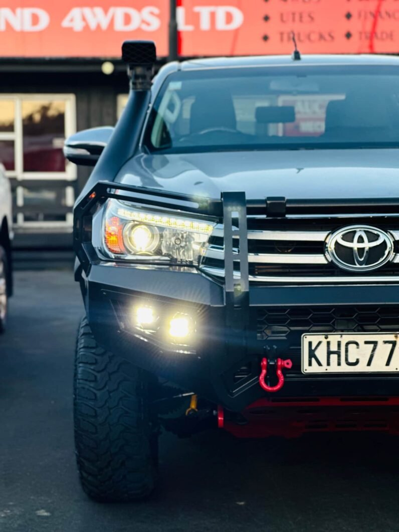 
								2017 Toyota Hilux SR5 full									