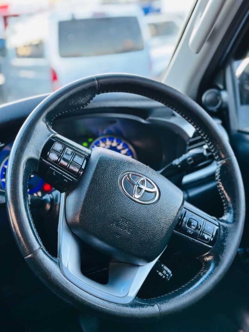 
								2017 Toyota Hilux SR5 full									