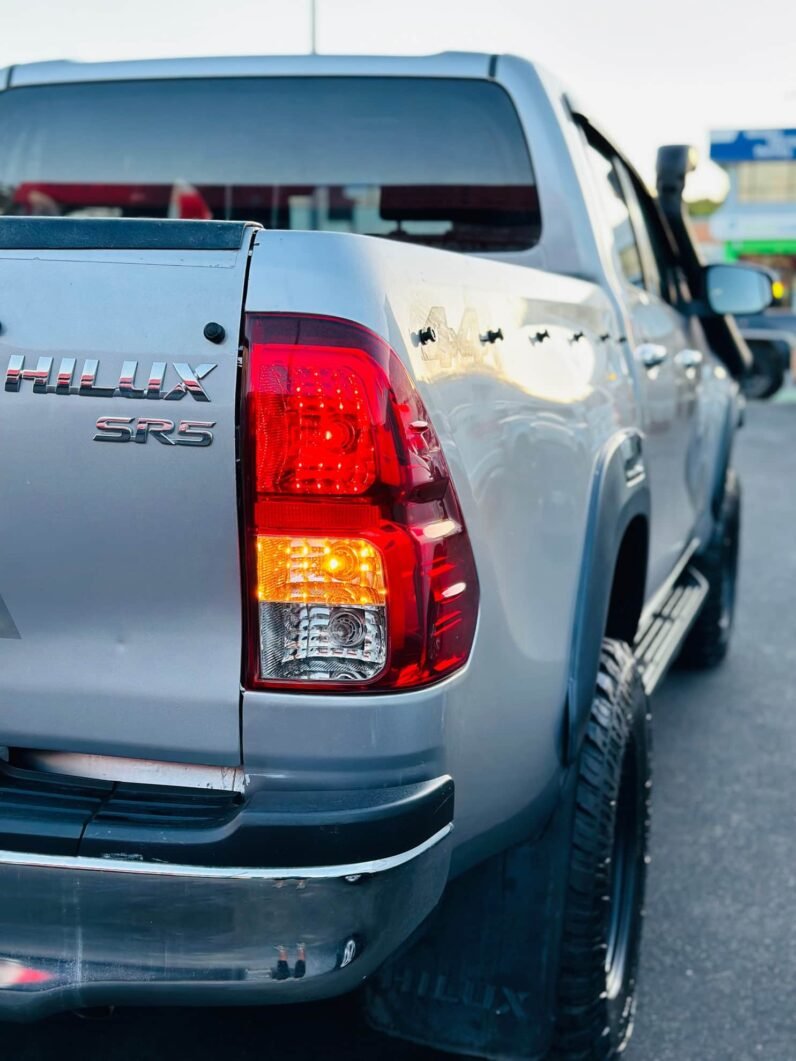 
								2017 Toyota Hilux SR5 full									