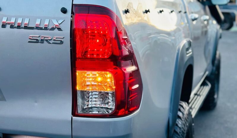 
								2017 Toyota Hilux SR5 full									