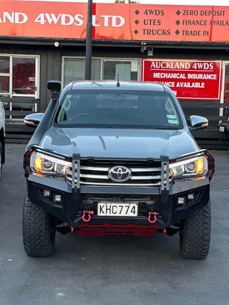 
								2017 Toyota Hilux SR5 full									