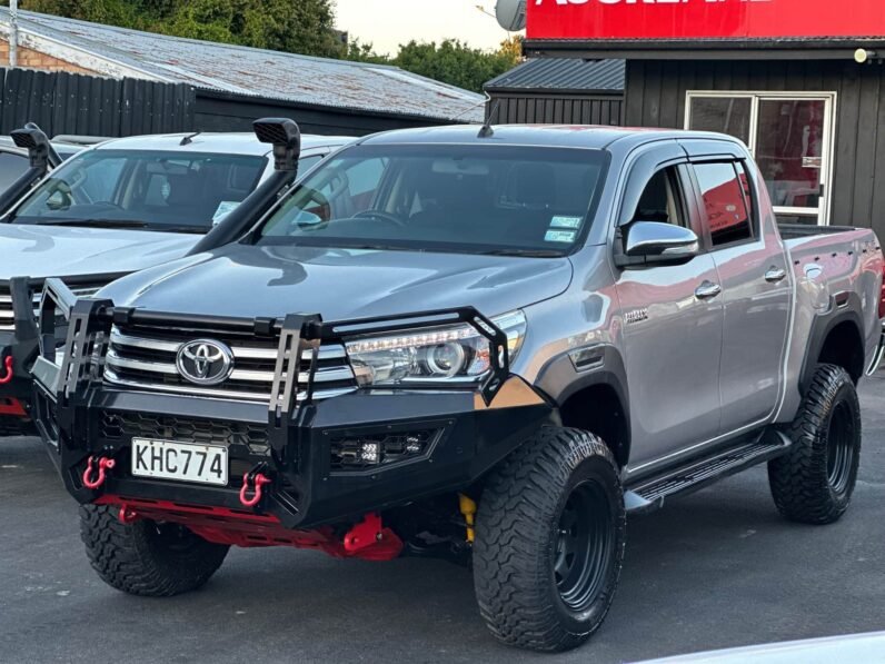 
								2017 Toyota Hilux SR5 full									
