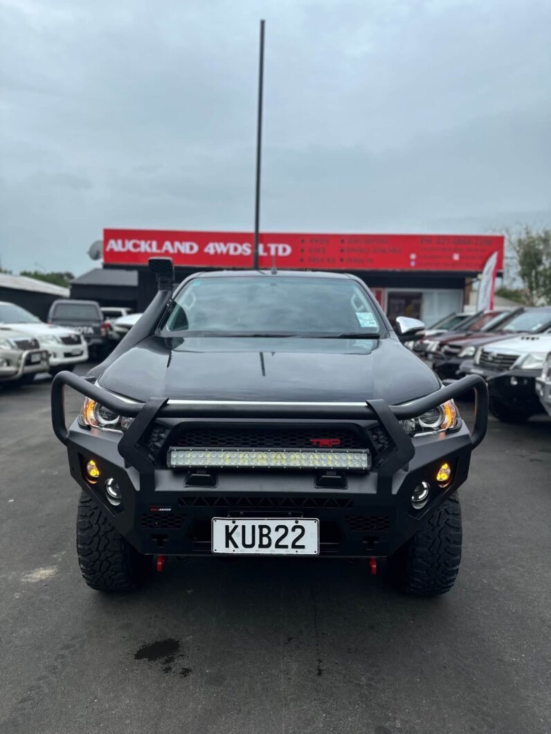 
								2017 Toyota Hilux SR5 full									