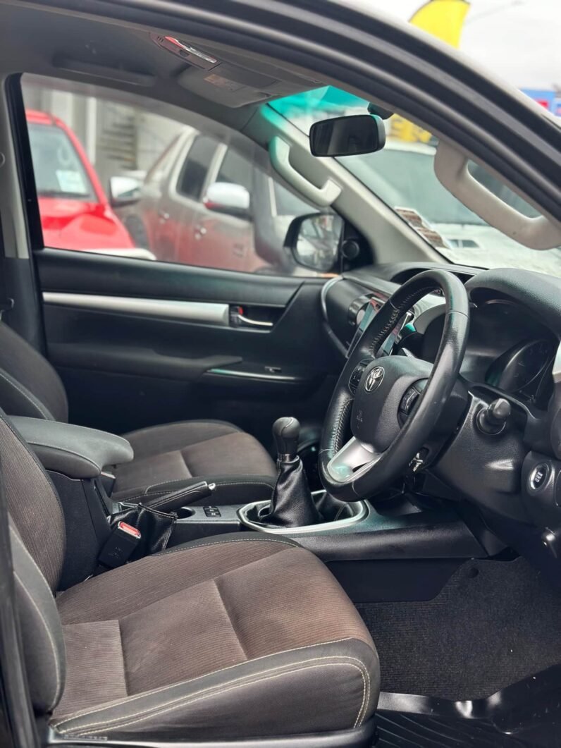 
								2017 Toyota Hilux SR5 full									