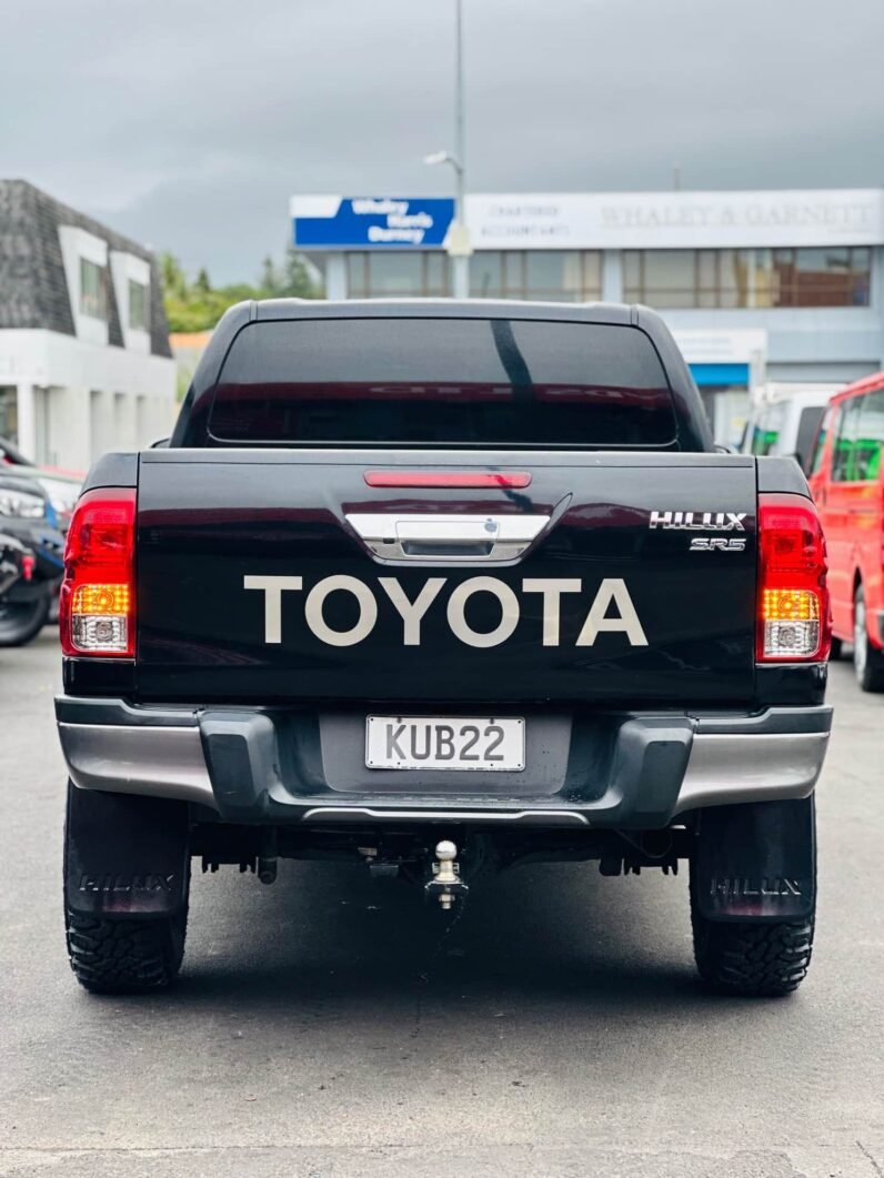 
								2017 Toyota Hilux SR5 full									