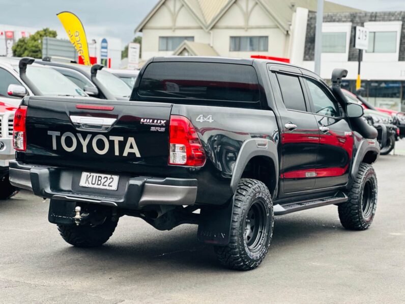 
								2017 Toyota Hilux SR5 full									