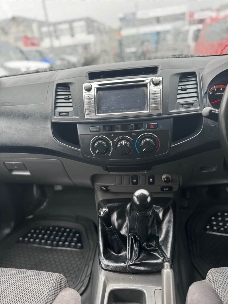 
								2015 Toyota Hilux SR full									