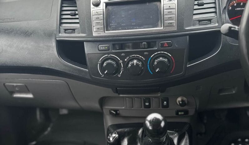 
								2015 Toyota Hilux SR full									