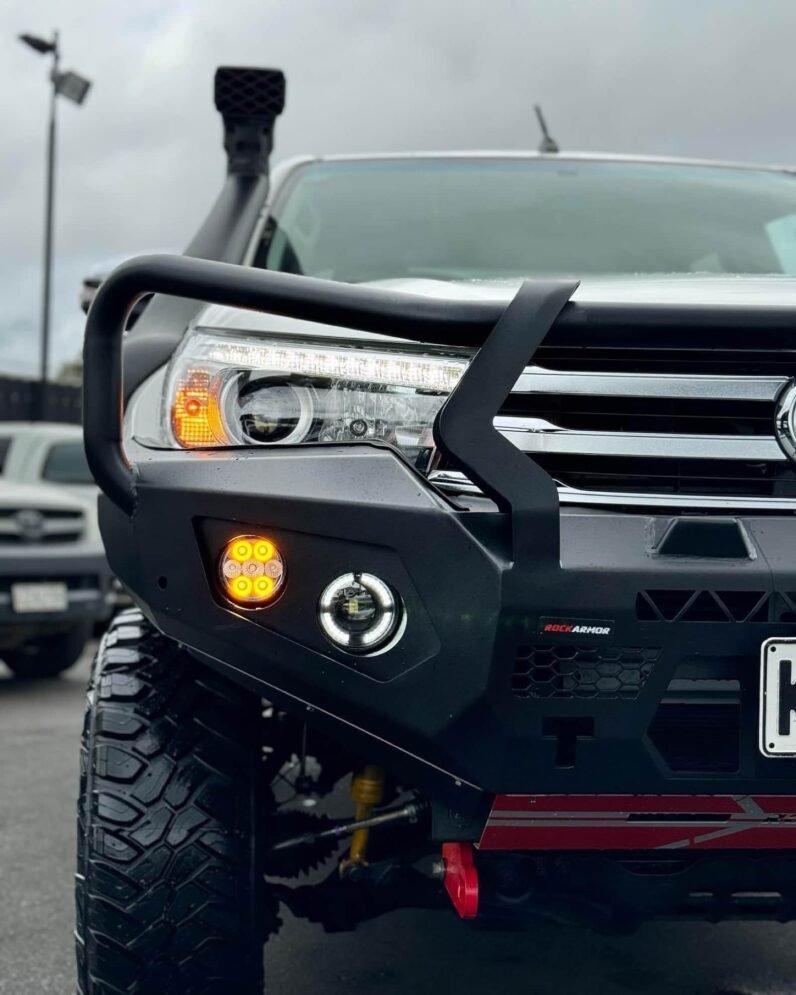 
								2017 Toyota Hilux SR5 full									