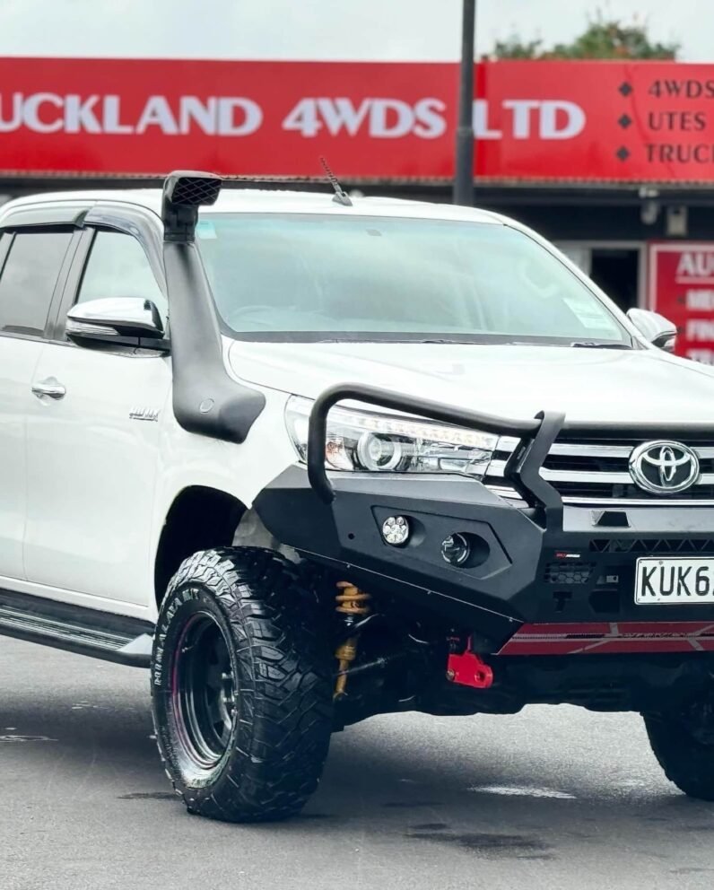 
								2017 Toyota Hilux SR5 full									