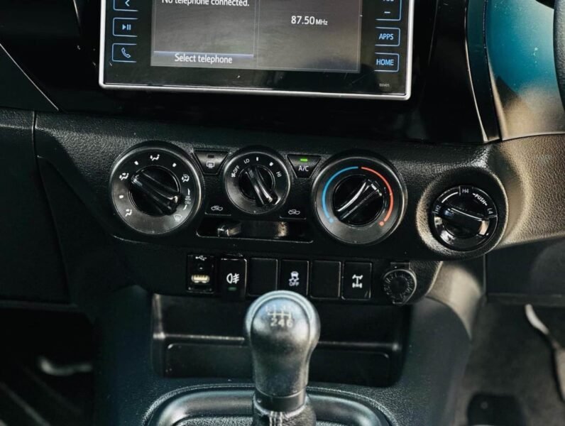 
								2017 Toyota Hilux full									