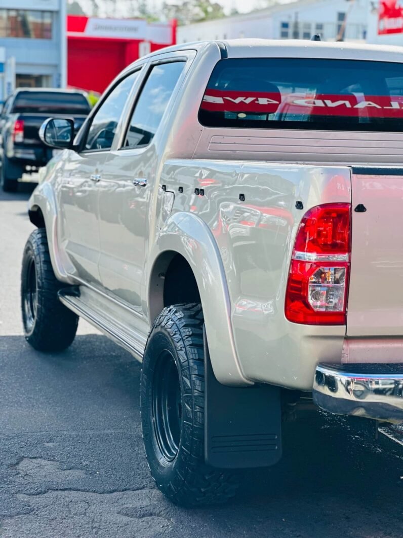 
								2012 Toyota Hilux SR5 full									