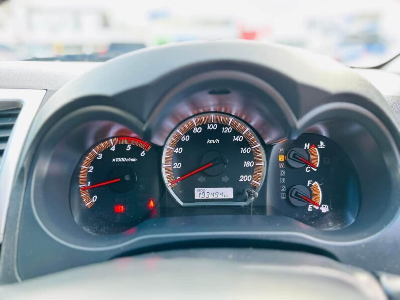 
								2011 Toyota Hilux SR5 full									