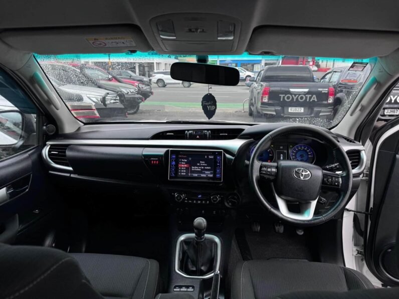 
								2017 Toyota Hilux ,SR5 full									